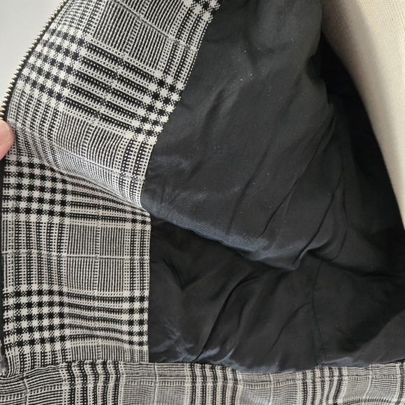 GUESS Plaid black & white cropped Jacket. Size small - Picture 6 of 10